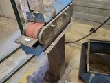 a machine that is sitting on the floor in the garage