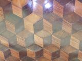 une image représentant une table en bois ornée d'un motif