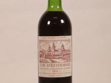une bouteille de vin posée sur une table