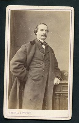 une vieille photo d'un homme en costume-cravate