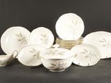 beaucoup d'assiettes et de bols blancs sur la table
