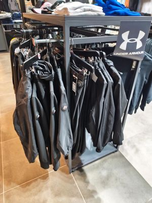 beaucoup de vestes suspendues à un portemanteau dans un magasin de vêtements