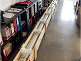 une longue table sur laquelle sont posées plusieurs boîtes