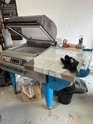 une machine posée sur une table dans une pièce