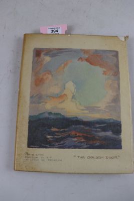 un vieux livre avec une image représentant l'océan et des nuages
