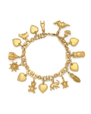 un bracelet à breloques en or orné de diverses breloques sur fond blanc