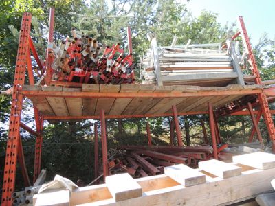 un gros tas de bois posé sur une structure en bois