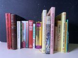 de nombreux livres alignés sur une étagère