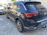 l'arrière d'un SUV Volkswagen noir garé sur un parking