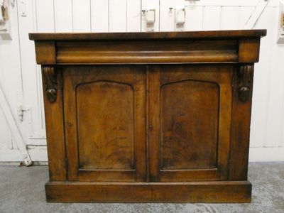 Buffet en acajou, ouvrant à deux portes et un tiroir - Trava…