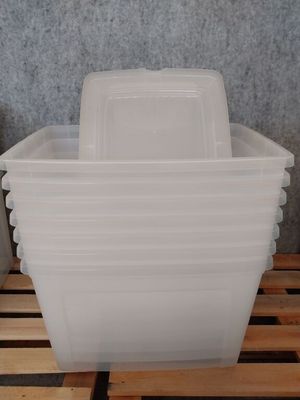un conteneur en plastique posé sur une palette