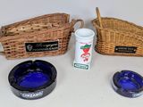 un panier en osier, un cendrier en verre bleu et un cendrier en verre bleu posé sur une table