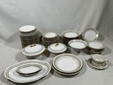beaucoup d'assiettes et de bols posés sur une table