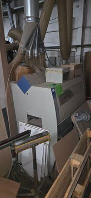 une machine placée au milieu d'une pièce