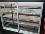 une vitrine qui contient beaucoup de nourriture
