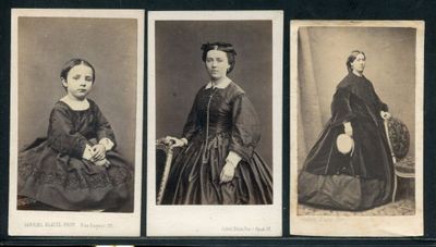trois photographies en noir et blanc d'une femme en robe longue