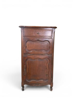 une vieille commode en bois avec un tiroir en dessous