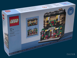 une boîte de Lego posée sur une table