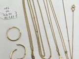 une collection de bijoux comprenant un collier, une bague et une boucle d'oreille