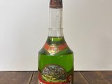une bouteille d'alcool posée sur une table en bois