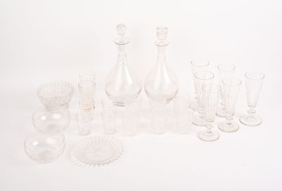 beaucoup d'objets en verre qui se trouvent sur la table