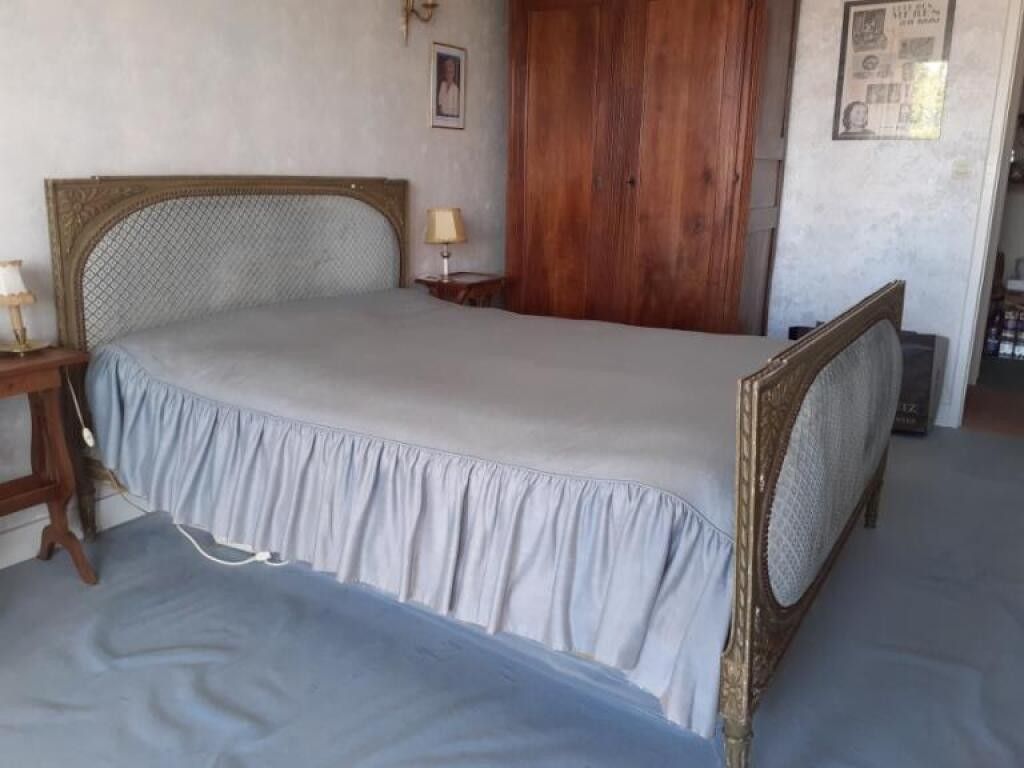 VENDU SUR DESIGNATION (à 5 mn de l'étude en voiture) Lit capitonné en hêtre mouluré et sculpté peint décor de feuille...