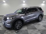 Un Ford Explorer gris de 2020 est exposé dans un showroom