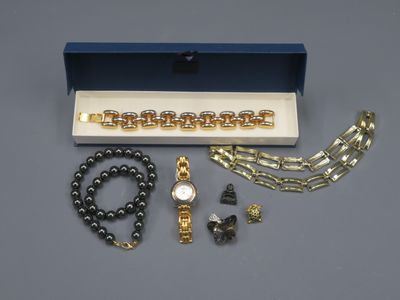 un assortiment de bijoux comprenant une montre, des bracelets et un bracelet
