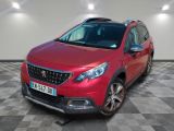 la voiture rouge est garée sur un sol en damier dans le garage