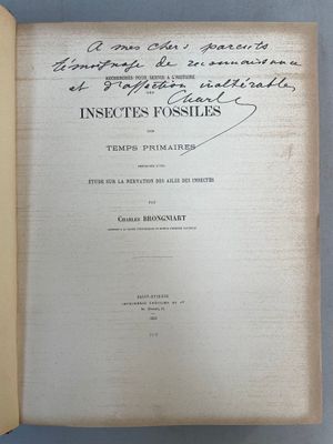 un livre ouvert avec une écriture dessus, posé sur une table