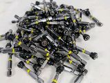un tas de Legos posé sur une table blanche