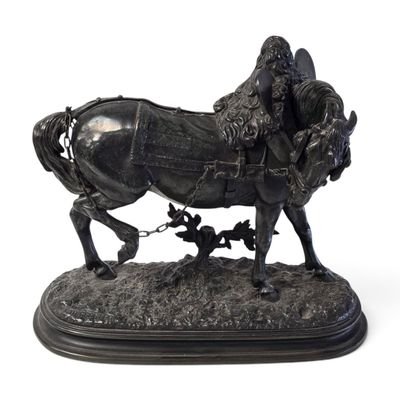 une statue représentant un cheval tirant une calèche sur laquelle se trouve un homme