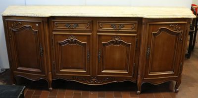 un buffet ancien avec un plateau en marbre dans une pièce