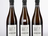 trois bouteilles de vin posées l'une à côté de l'autre sur une table