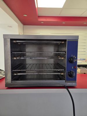 une photo d'un four grille-pain posé sur un plan de travail