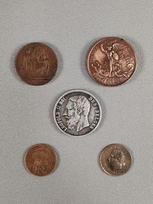quatre types de pièces différents sont présentés sur une surface blanche