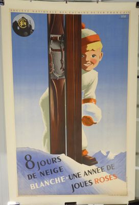 une photo d'une affiche accrochée au mur d'un magasin