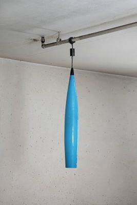 une lampe bleue suspendue au plafond dans une pièce