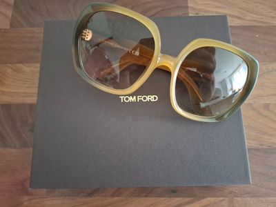 une paire de lunettes de soleil posée sur une boîte