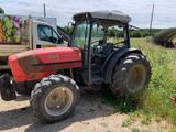 un tracteur garé à côté d'un camion