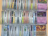 une photo montrant une collection de cartes Pokémon posées sur une table