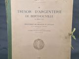 un livre à la couverture verte posé sur une table