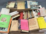 un grand nombre de livres qui se trouvent dans une boîte