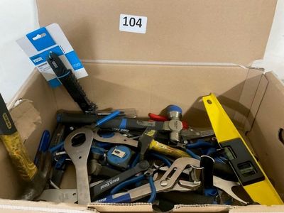 une boîte remplie d'outils, avec une calculatrice à l'intérieur