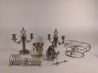 beaucoup d'objets en argent posés sur une table