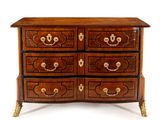 une commode en bois ornée de poignées dorées
