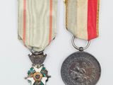 deux médailles et une médaille sur fond blanc