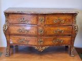 une commode en bois avec un plateau en marbre