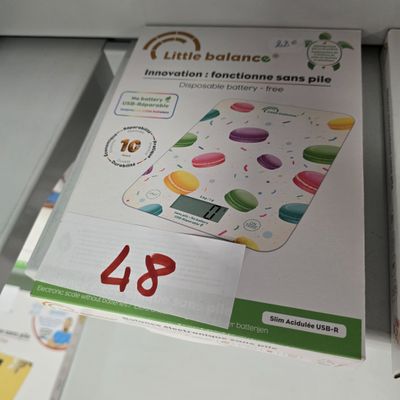 une boîte de petites balances en vente sur la table