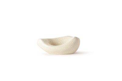 le petit bol blanc est posé sur une surface blanche